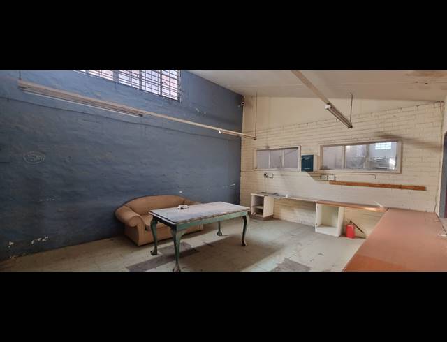 2,800M² WAREHOUSE FOR SALE IN VILLAGE DEEP